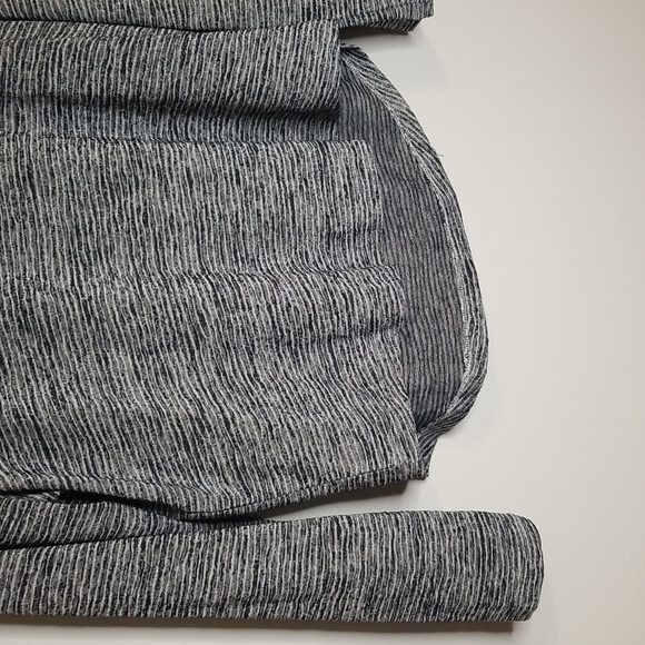 Athleta long sleeve grey top with back keyhole size Medium EUC - Picture 2 of 4